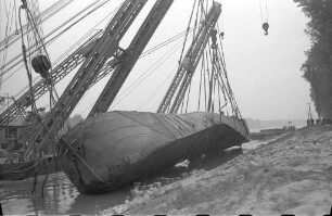Bergung des im Januar im Rhein bei Karlsruhe gesunkenen Lastschiffes "St. Gerard".