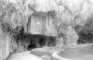 keine Beschreibung [Moldova Veche [Altmoldowa, Banat]: Straße mit der Gedenktafel von [Stefan] Szechenyi im Felsen]