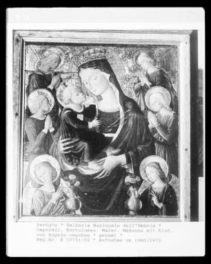 Madonna mit Kind, von Engeln umgeben