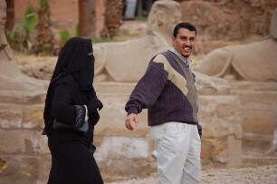 Luxor - Verschleierte Frau : Ägyptisches junges Paar, Frau verschleiert, im Luxor Tempel, aufgenommen 2006 in Luxor