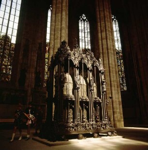 Sebaldusgrab, Tumbensockel mit Reliefs mit Darstellungen aus der Legende der Heiligen, von Schnecken getragen, Mitte, die den Schrein umstehenden Apostel, Tugenden, mythologische und allegorische Szenen, Putten, Leichterweibchen, Bekrönung Christuskind : Nürnberg. St. Sebald. Blick auf das Sebaldusgrab