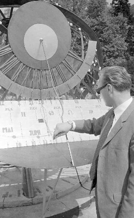 Transparenter Weltglobus aus Kupfer mit vergoldeter Erdkugel und Sonnenuhr des Bildhauers Ernst Kibler vor dem Schwanensee am Südeingang des Stadtgartens.