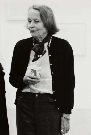 Die Galeristin und Künstlerin Betty Parsons bei der Eröffnung der Saul Steinberg-Ausstellung in ihrer Galerie