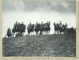 Kaisermanöver bei Danzig 1901: sechs Militärbevollmächtigte als Manöverbeobachter zu Pferd auf Anhöhe, rechts daneben eine Kutsche mit dem chinesischen Sühneprinzen Tschun