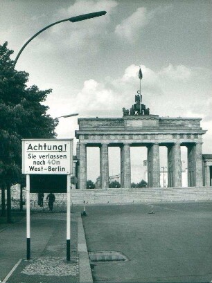 Brandenburger Tor mit Mauer