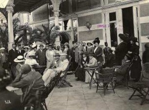 Kairo, Ägypten. Touristen der Hapag auf der Terrasse eines Hotels (?)