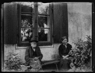 Ohne Titel (Johann Traugott und Ernestine Louise Zille vor ihrem Haus in Rummelsburg)