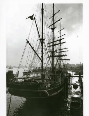 Hamburg-St. Pauli. Die 1919 in den USA gebaute Bark "Seute Deern" liegt an den Landungsbrücken vor Anker.