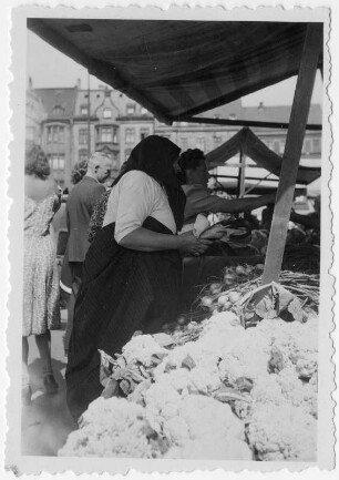 Marktfrauen beim Verkauf von Gemüse