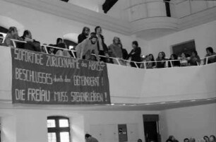 Freiburg: Demonstration im Ratsaal, Transparent im Ratsaal