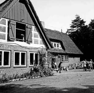 Kreiskinderheim Grande: Brand: Nebengebäude "Jungenhaus": davor spielende Kinder