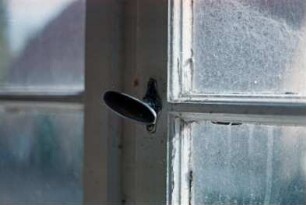 ehemaliges Gut Trenthorst-Wulmenau: Zentrale: Wulmenau 3: traufständiges Doppelwohnhaus: Detailaufnahme: Griff an Sprossenfenster