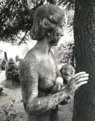 Grabmal der Familie Tenzner : Grabmal der Familie Tenzner. Bronze (1939; K. Große). Hüftstück der Stehenden mit Säuglng. Leipzig, Südfriedhof, Urnengarten, Rabattennummer 41/44