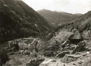 Bulgarien. Rila-Kloster, auch Kloster des Heiligen Iwan Rilski. Gesamtansicht von Nordost mit Rilagebirge