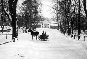 Schloss Schemo [vor dem Schloss befindet sich ein Pferdeschlitten mit zwei Menschen darauf], Februar 1917