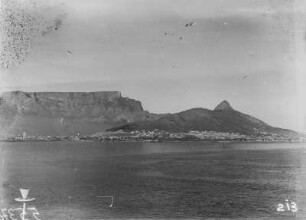 Tafelberg und Hafen : Blick auf Kapstadt mit Tafelberg im Hintergrund