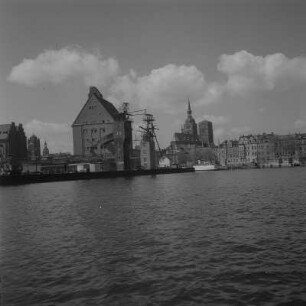 Stralsund. Freihafen, im Hintergrund Altstadt mit Jakobikirche und Nikolaikirche