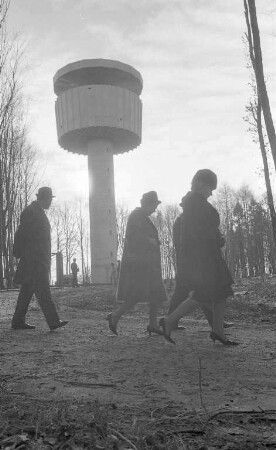Spaziergang beim Wasserturm im künftigen Wohngebiet der Bergwaldsiedlung.