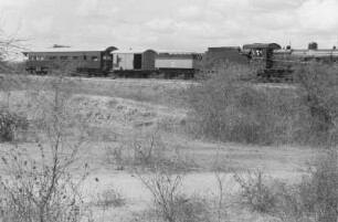 Zug : Zug mit Personen- und Güterwagons.