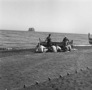 Stromboli, Männer am Strand mit Boot