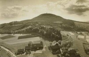 Tschechien. Blick zum Tannenberg (779 m), vom Tollenstein aus