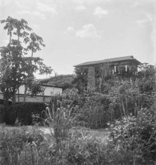 Wohnhaus : Haus der Afrikanischen Frucht-Compagnie (A.F.C.) an einem Fluss.