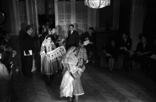 Bukarest: Rumänisches Adventsspiel, Reigen von Mitgliedern der Deutschen Botschaft