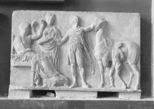 Weihrelief mit Asklepios, Epione und Adorant