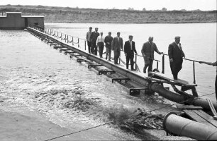 Unzhurst: Gruppe auf Ponton-Steg