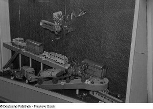 Vitrine mit Holzspielzeug