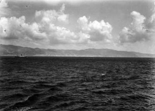 Straße von Messina : In der Straße von Messina mit Blick auf das italienische Festland.