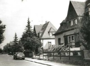 Berggießhübel (Bad Gottleuba-Berggießhübel), Ernst-Thälmann-Straße (Siedlung) 9/8. Stadtsiedlung am rechten Gottleubahang. 1927 ff. Doppelwohnhaus. Straßenansicht
