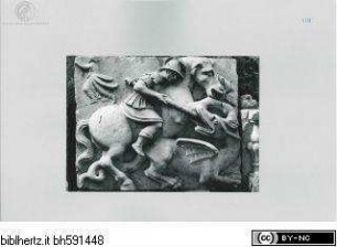 Relief über dem Eingangsportal: Der heilige Georg tötet den Drachen