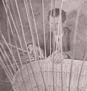 Korbmacherhandwerk, Arbeitsgang Rand flechten, um 1930