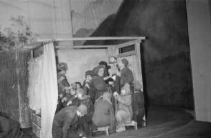 Szenenbilder aus "Der kaukasische Kreidekreis" von B. Brecht mit A. Hurwicz, H. Weigel, E. Geschonneck, Berliner Ensemble, 1954