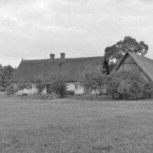 Strohgedecktes Blockhausgehöft auf der Willischza, ein Höhenzug in Burg. : Ze słomu kryty kładźity statok na hórčinje Wilišća w Bórkowach.