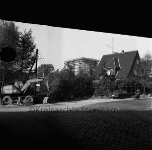 Am Kurpark: links Bagger: rechts Wohnhaus: hinten Mitte Wohnblock am Sülzberg im Bau mit Baukran