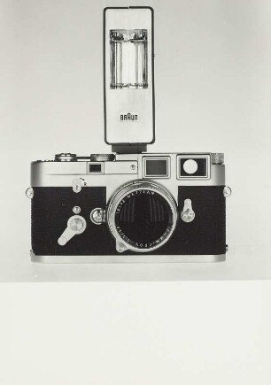 Braun Blitzgerät hobby "F 200" von Dieter Rams und Leica "M2" mit Leitz Wetzlar Objektiv "Summicron"