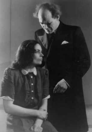Hamburg. Thalia Theater. Die Schauspieler Gisela Mattishent (1919-1980) und Heinz Klevenow (1908-1975) während einer Aufführung der Tragödie "Antigone" im Jahr 1947