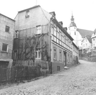Colditz, Kirchgasse 1. Wohnhaus. Straßenansicht mit Stadtkirche St. Egidien