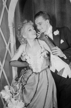 Szenenbilder aus der Operette "Die lustige Witwe" von Franz Lehár am Metropol-Theater Berlin