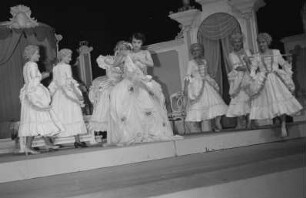 Szenenbilder aus der Oper "Madame Pompadour" von Leo Fall (Uraufführung: 1922.09.09) am Metropol-Theater Berlin, 1951 : Szenenbild