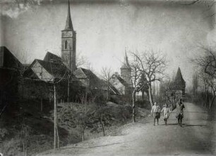 Iphofen, Blick über eine Straße : Iphofen. Wallgraben mit Turm der Stadtpfarrkirche Sankt Veit. Rödelseer Torturm und Rödelseer Tor