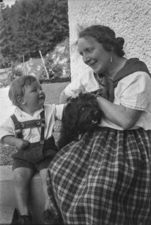 Hermine Körner mit Enkel Peter und Hund