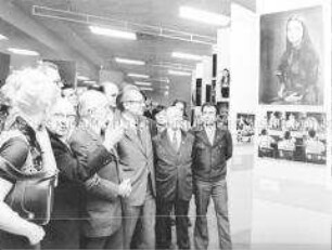Erich Mückenberger besucht eine Ausstellung der DSF