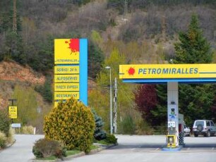 Pyrenäen - Tankstelle : Tankstelle an einer Landstraße. Aufgenommen in den spanischen Pyrenäen bei Berga am 17. April 2012