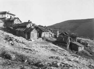 Berghang : Hütten an einem Berghang.