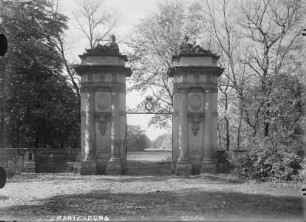 Gartenportal mit allegorischen Darstellungen des Sommers (links) und des Herbstes (rechts)