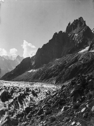 Mont-Blanc-Gruppe : Blick auf das Mer de Glace (Eismeer) und den Aiguille des Grands Charmoz