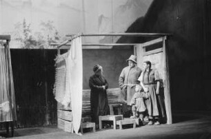 Szenenbilder aus "Der kaukasische Kreidekreis" von B. Brecht mit A. Hurwicz, H. Weigel, E. Geschonneck, Berliner Ensemble, 1954